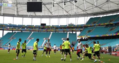 Os jogadores espanhóis, no treinamento de ontem.