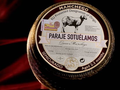 Imagen de un queso manchego con la etiqueta de la denominación de origen.