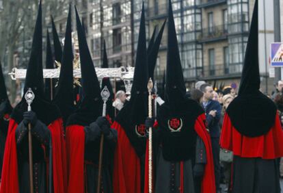 Componentes de la Cofradía de la Pasión, durante una de sus procesiones por Bilbao.