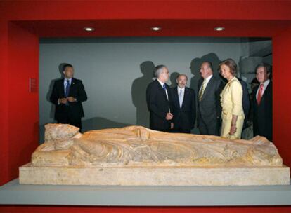 Los monarcas contemplan la tumba de Alfonso IX junto al alcalde de la ciudad y el ministro de Cultura.