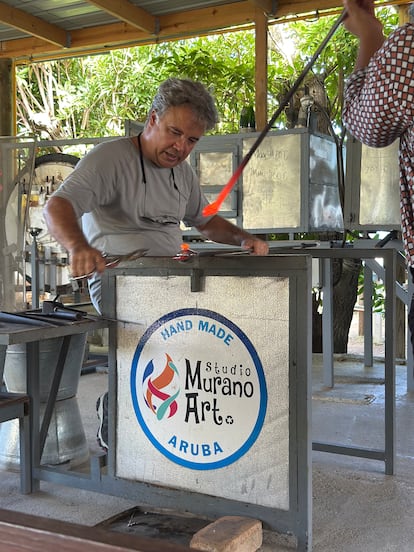 Giuliano Pinzan trabajando en su taller de vidrio soplado en enero de 2025.