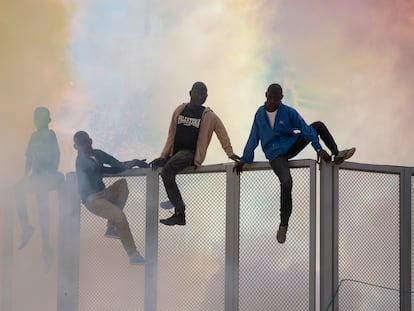 Cuatro ninots de la falla municipal, que representan a migrantes, están colocados sobre la valla perimetral de la 'mascletà' de las Fallas 2024 en la plaza del Ayuntamiento de Valencia.