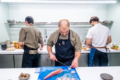 Peixaria by Euskalduna no es un restaurante, sino una pescadería regentada por cocineros. "Limpian el pescado, le quitan las espinas, lo filetean, lo envejecen, lo envían todo listo al cliente e incluso dan consejos sobre cómo cocinar en casa”, explica Coelho.