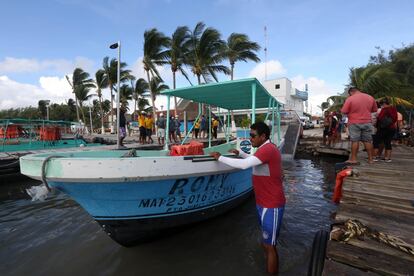 Las autoridades mexicanas decretaron este martes alerta roja, equivalente a peligro máximo, en el norte del Estado caribeño de Quintana Roo, donde se encuentra la ciudad de Cancún, y evacuaron a turistas por la llegada del huracán Delta. Pescadores locales comenzaron con el retiro de sus embarcaciones.