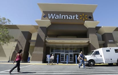 Clientes en la puerta de un local de Walmart en San Jose´, California