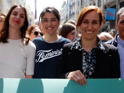 La ministra de Sanidad, Mónica García (derecha), junto a la portavoz de Más Madrid en la Asamblea Rita Maestre (izquierda), en la manifestación del Primero de Mayo.