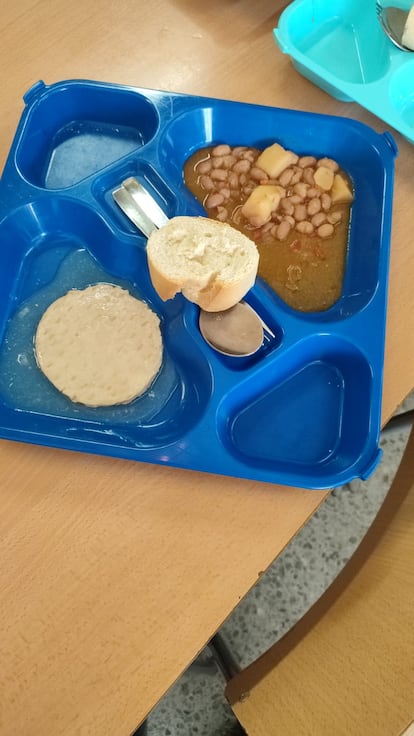 Una de las comidas (hamburguesa y alubias), suministrada por un catering, que los niños del campamento urbano han recibido esta semana, en una foto cedida.
