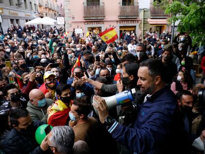 El líder de Vox, Santiago Abascal, y su candidata a la Comunidad de Madrid, Rocío Monasterio, en un acto de precampaña en San Lorenzo de El Escoral el pasado día 10.