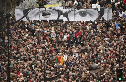 Els manifestants es reuneixen a la Plaça de la República abans d'un míting d'unitat que es farà a París després dels recents atacs terroristes.