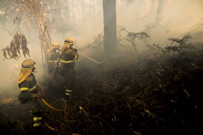 Agentes de extinción de incendios trabajan el pasado jueves en el fuego forestal de Porto do Son.