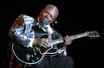 B.B. King, fallecido anoche a los 89 años, durante una actuación en 2003.