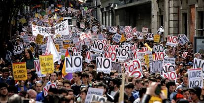 La manifestación no ha contado en Madrid con la presencia de ningún dirigente político ni de los representantes de los sindicatos docentes, aunque Podemos e IU han respaldado la protesta.
