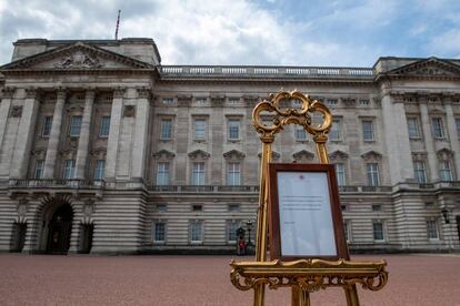 Atril com o anúncio oficial do nascimento do bebê foi colocado na segunda-feira em frente ao Palácio de Buckingham seguindo a tradição dos Windsor