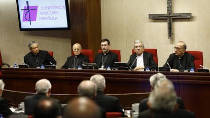 El presidente de la Conferencia Episcopal Española, Luis Argüello, segundo por la derecha, durante la plenaria extraordinaria de los obispos este martes que da luz verde a su plan de reparación para las víctimas de abusos sexuales.