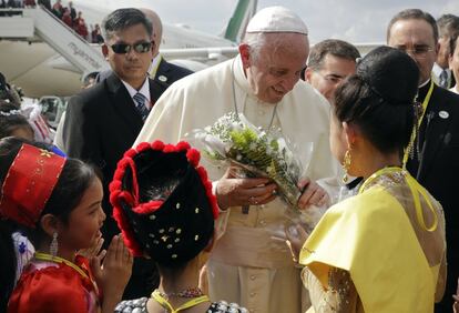 Un grupo de niñas entrega flores al papa Francisco como bienvenida tras aterrizar en Myanmar. 