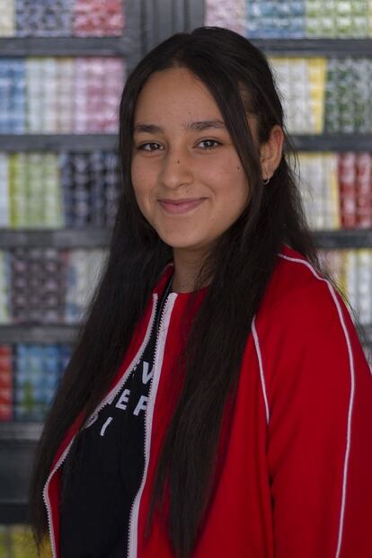 Oumayma El Maliki, 14 años: “La gente se queja por no tener un iPhone y ellos lo que quieren es comer pan (…) Comprendo a la gente que viene en patera. (…) Me gustaría estudiar Medicina (…) Gracias a mis padres tengo esta mentalidad de que tarde o temprano ayudaré a la gente que lo necesite”.