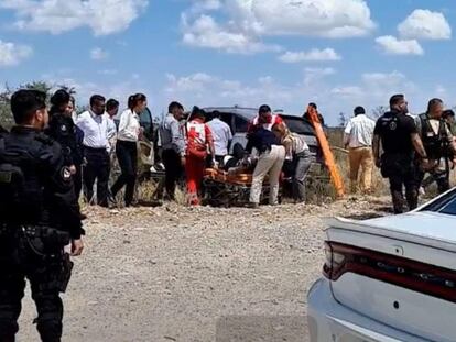 Elementos de seguridad auxilian a los heridos tras el accidente del equipo de Claudia Sheinbaum contra una camioneta en Coahuila, este viernes.