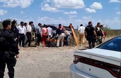 Elementos de seguridad auxilian a los heridos tras el accidente del equipo de Claudia Sheinbaum contra una camioneta en Coahuila, este viernes.