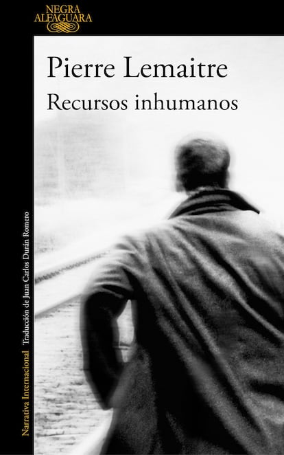 Lemaitre obtuvo los premios SNCF y Europeo de Novela Negra por esta narración ambientada en el entorno laboral. Quienes piensen que este género novelístico no es el más adecuado para denunciar los excesos del capitalismo, cambiarán de opinión tras leer Recursos Humanos. Su protagonista, Alain Delambre, se encuentra en un proceso de selección para un nuevo trabajo. A sus 57 años y tras varios años desempleado, es capaz de cualquier cosa con tal de volver a trabajar. Ese "cualquier cosa" le llevará a vivir situaciones espinosas que Lemaitre resuelve con ironía y realismo. Traducción: Juan Carlos Durán.