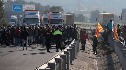 UNA DOCENA DE CARRETERAS DE CATALUÑA CORTADAS POR LA ACCIÓN DE PIQUETES