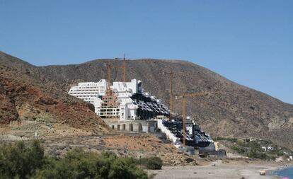 Hotel en El Algarrobico (Almería) en construcción.