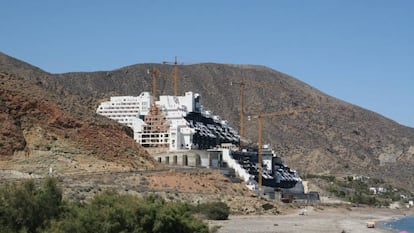 Hotel en El Algarrobico (Almería) en construcción.