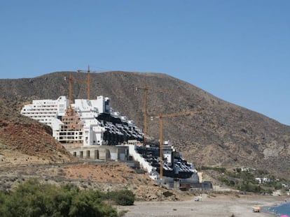 Hotel en El Algarrobico (Almería) en construcción.