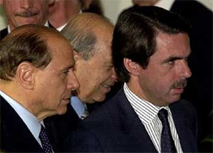 Aznar (derecha), junto al primer ministro italiano, Silvio Berlusconi, en la cumbre de la OTAN ayer en Bruselas.
