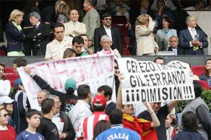 Los aficionados protestan con pancartas al presidente Cerezo, a la izquierda, arriba, en el palco.