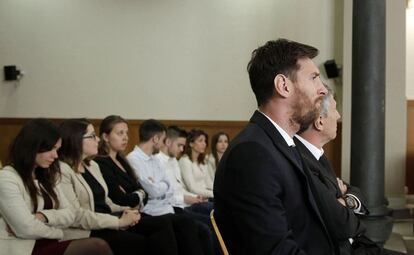 El jugador del FC Barcelona Lionel Messi i el seu pare, Jorge Horacio Messi, a la sala de l'Audiència de Barcelona.