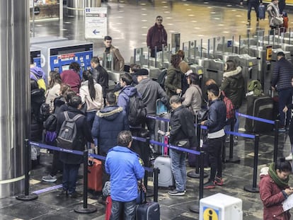 Viajeros agolpados ante las m&aacute;quinas del metro, este lunes. 