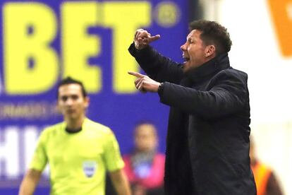 El entrenador del Atlético de Madrid, Diego Simeone, durante el partido ante el Lleida.