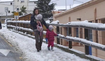 Una mare amb les seves filles a Vacarisses.