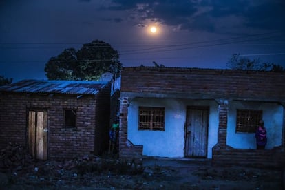 En la provincia de Karonga, en el norte de Malaui, la violencia colectiva relacionada con la brujería está muy extendida. Los expertos en la materia piensan que el fenómeno está aumentando en todo el mundo, y el verano pasado, un mes antes del asesinato de Mike Hauli, Naciones Unidas adoptó por primera vez una resolución condenando las violaciones de los derechos humanos relacionadas con estas supersticiones.