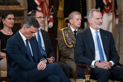 Felipe VI y el presidente del Gobierno, Pedro Sánchez, durante el acto de conmemoración del 40 aniversario de la firma del tratado de adhesión de España en la Comunidad Europea, el 12 de junio de 2025, en el Palacio Real (Madrid).