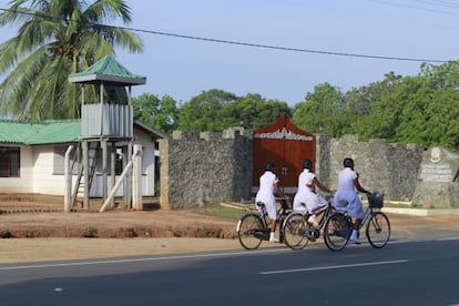 Estudiantes tamiles pasan frente a las bases militares en Mullaitivu, al norte de Sri Lanka.