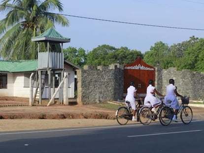 Estudiantes tamiles pasan frente a las bases militares en Mullaitivu, al norte de Sri Lanka.