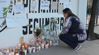 Una mujer, a las puertas del colegio donde ocurrió el ataque.