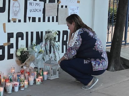 Una mujer, a las puertas del colegio donde ocurrió el ataque.