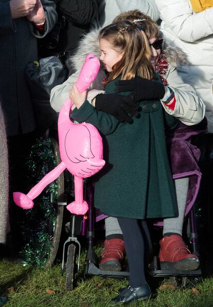 Carlota de Cambridge, con su flamenco rosa en la misa celebrada en Santa María Magdalena, Sandringham.