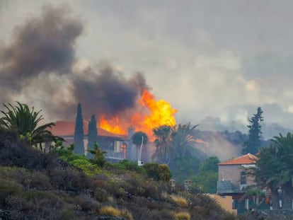 Una casa arde por los efectos de la erupción el volcán de La Palma este lunes.