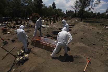 Trabajadores protegidos con trajes especiales entierran a un fallecido por coronavirus en el cementerio de San Lorenzo Tezonco Iztapalapa en la Ciudad de México. El país reportó el jueves, por segundo día consecutivo, un máximo de contagios diarios (4.442) y 816 decesos más, llevando el total a 105.680 casos y 12.545 fallecidos.