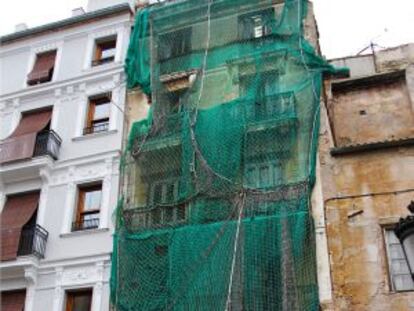 Edificio por rehabilitar en la plaza del Doctor Collado. 