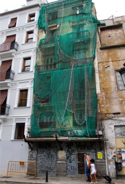 Edificio por rehabilitar en la plaza del Doctor Collado. 