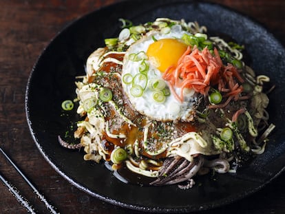 'Okonomiyaki' al estilo de Hiroshima, elaboración de Tim Anderson incluida en su libro 'Tokyo Stories' (Editorial Cinco Tintas).