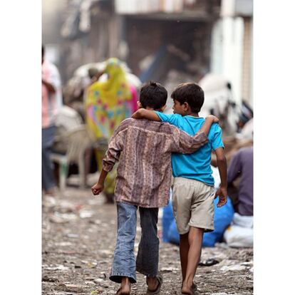 Dos niños conversan en una de las calles más transitadas y despejadas del asentamiento.