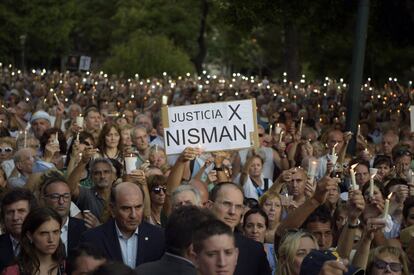 Cientos de personas se reúnen en una céntrica plaza de Buenos Aires para conmemorar el primer aniversario de la muerte del fiscal argentino Alberto Nisman.