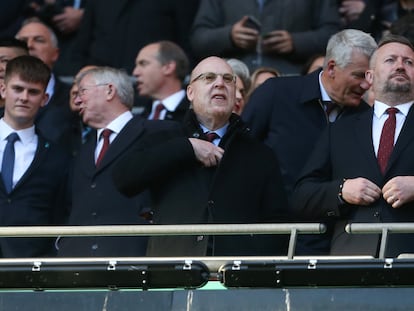 Avram Glazer, co-propietario del Manchester United, con Álex Ferguson a su izquierda, durante la final de la Carabao Cup en Wembley.