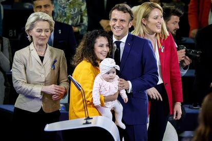 Ursula Von der Leyen, Emmanuel Macron, y Roberta Metsola en compañía de una ciudadana y su hija en la ceremonia de cierre de la Conferencia sobre el Futuro de Europa, este lunes en Estrasburgo.