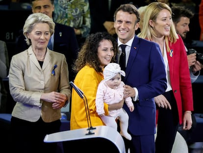 Ursula Von der Leyen, Emmanuel Macron, y Roberta Metsola en compañía de una ciudadana y su hija en la ceremonia de cierre de la Conferencia sobre el Futuro de Europa, este lunes en Estrasburgo.